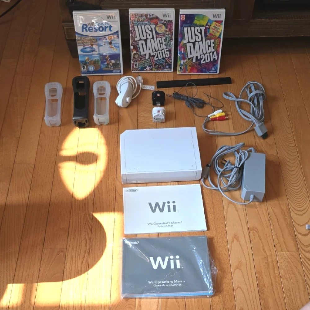 Nintendo Wii + 3 Wii Games Wii Sport Resorts, Just Dance 2014 & 2015. NO REMOTES - Picture 1 of 16